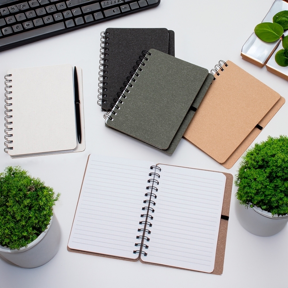 Caderno B6 Kraft Personalizado com Wire-O e Porta Caneta 17,5 x 13,5 cm – 70 Páginas