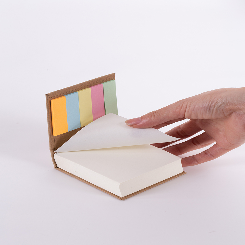 Mini caderno em papel kraft, com 200 folhas brancas e 5 blocos autocolantes coloridos.